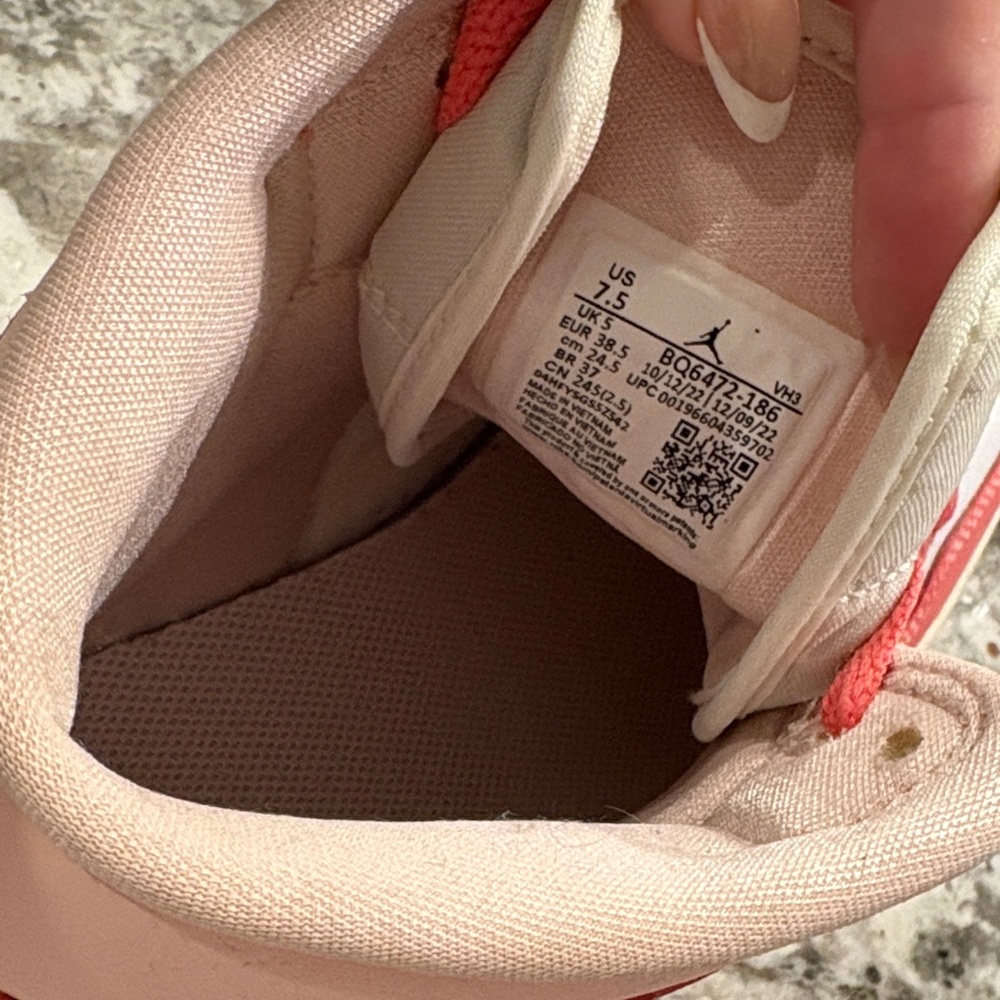 Pink Jordan 1’s - Picture 4 of 5